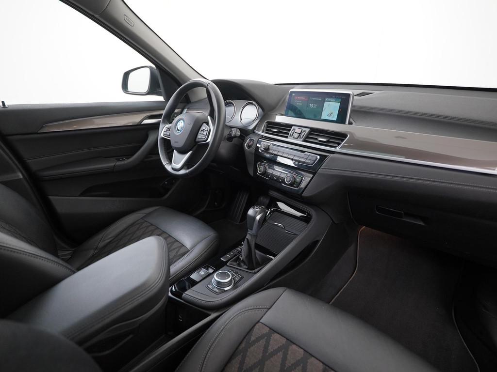BMW X1 xDrive25e xLine | Panoramadak | Camera | Zondag Open!, Auto's, BMW, 12 maanden, Gebruikt, Leder en Stof, Zwart