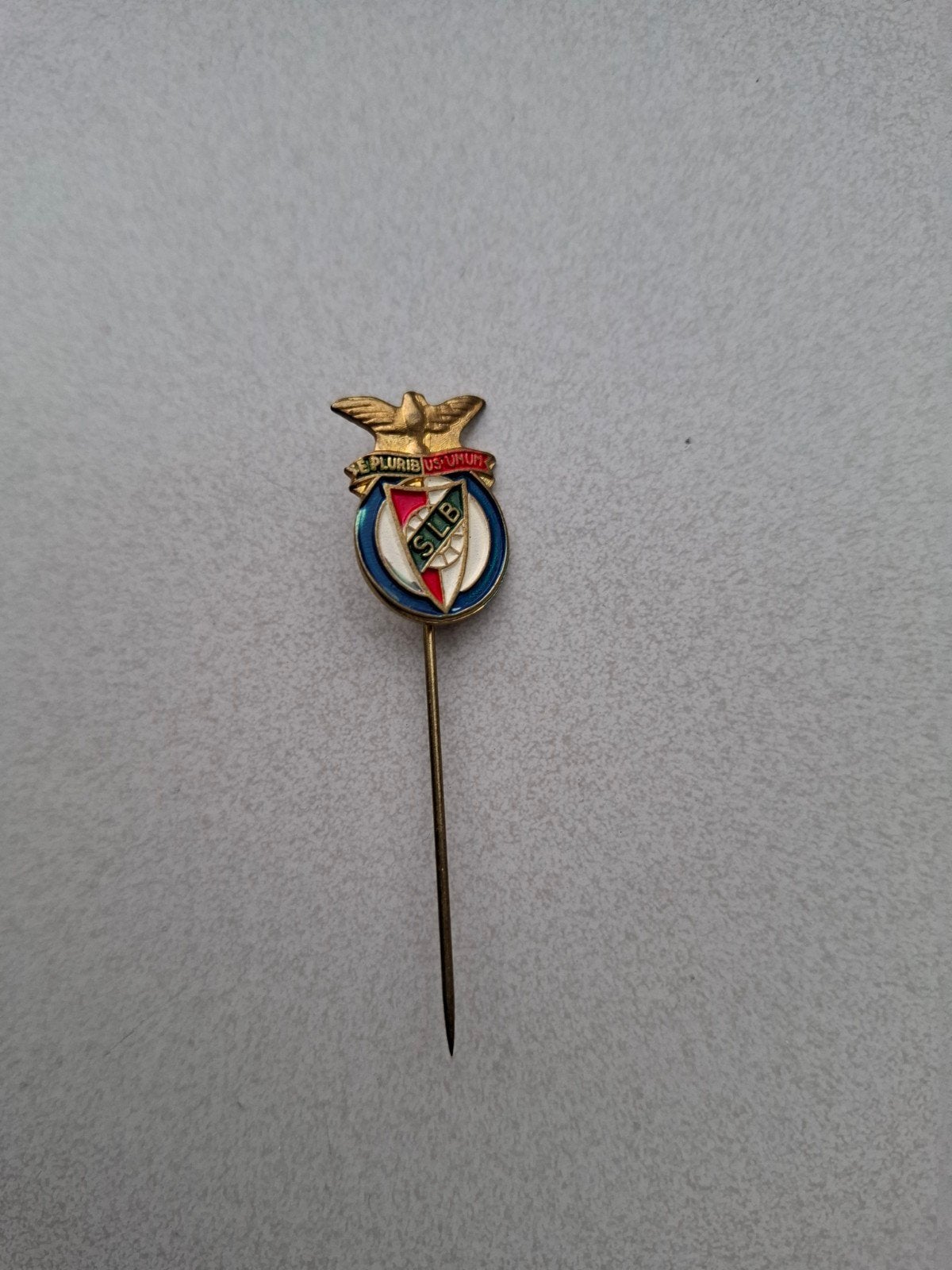 Vintage speldje pin prikker steekspeld SLB Benfica Lissabon, Verzamelen, Speldjes, Pins en Buttons, Ophalen of Verzenden