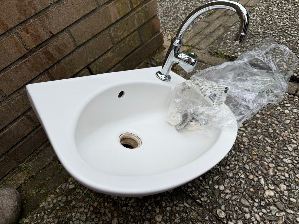 Compacte keramische fontein met kraan - 32x46cm, Doe-het-zelf en Verbouw, Sanitair, Ophalen, Gebruikt, Steen, Wastafel
