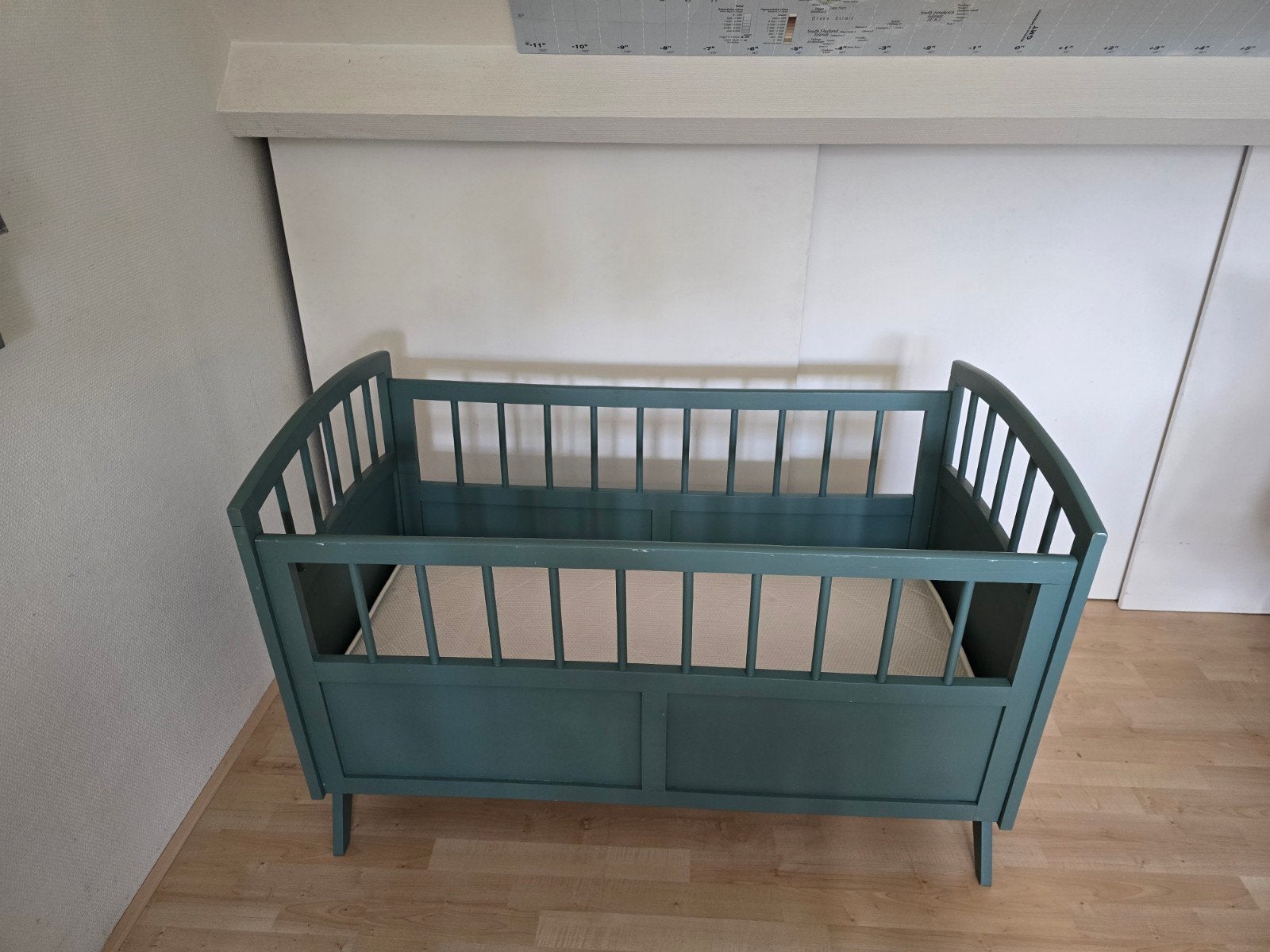 Mooi groen babybedje met matras, Ophalen