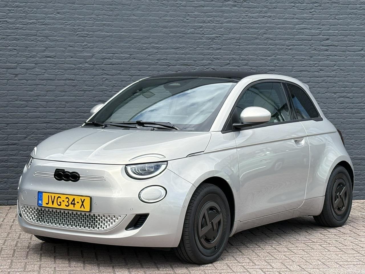 Fiat 500E Giorgio Armani Edition 42 kWh 1e Eigenaar | Unieke, Auto's, Automaat, Gebruikt, 118 pk, 4 stoelen