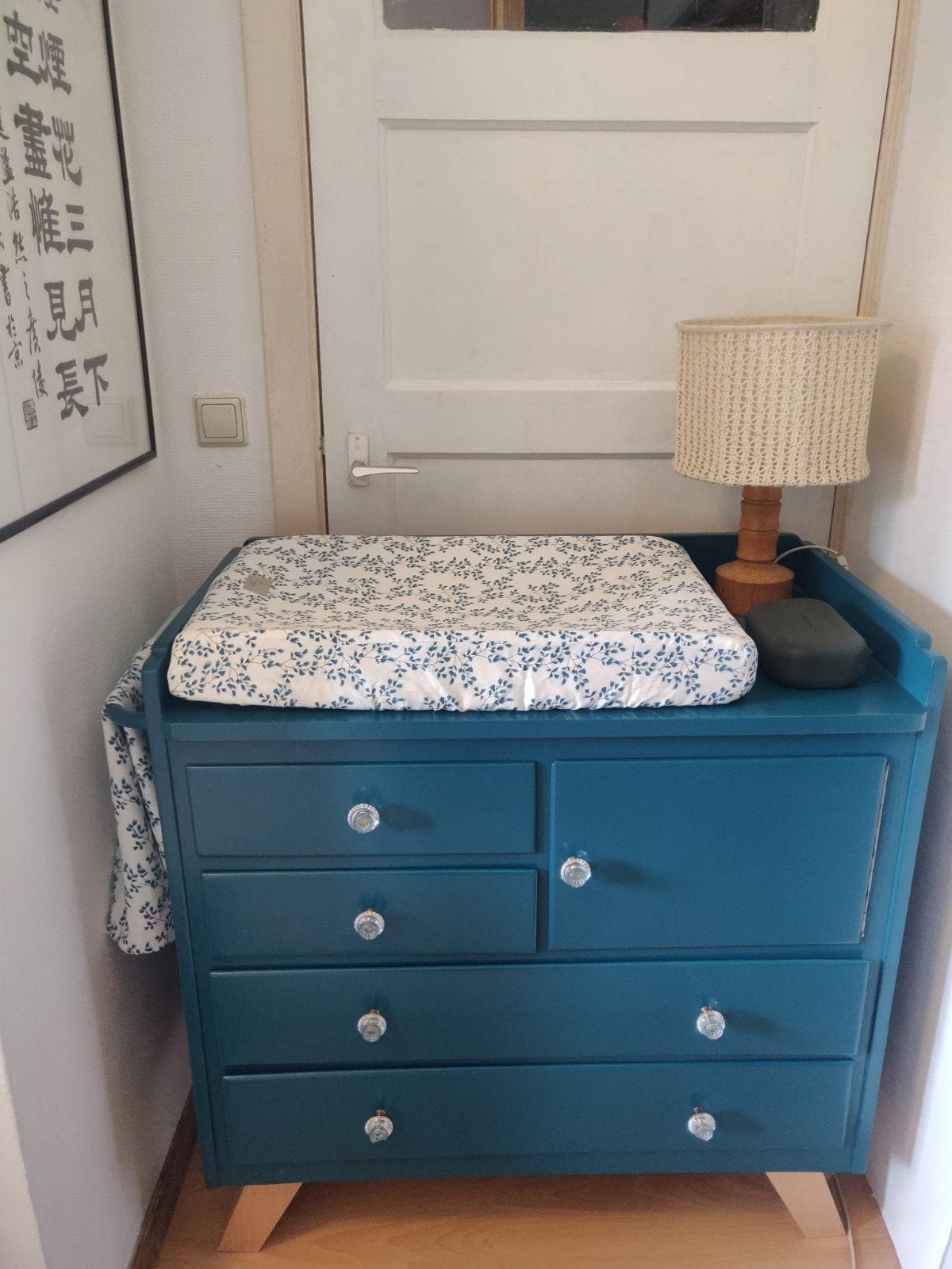 Vintage petrol commode met beuken houten onderstel, 50 tot 70 cm, Ophalen of Verzenden, Voetruimte, 100 cm of meer