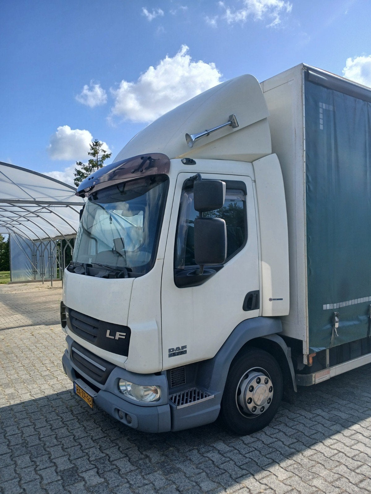 Daf Lf 45.250 met middenas aanhanger, Auto's, Vrachtwagens, Particulier, DAF, Diesel, Euro 5, Handgeschakeld, Wit, Zwart, Stof