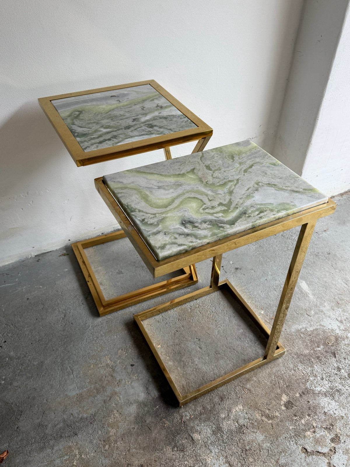 SET Bijzettafels met marmeren blad en gouden frame, Huis en Inrichting, Ophalen, Minder dan 55 cm, Metaal of Aluminium, Vierkant