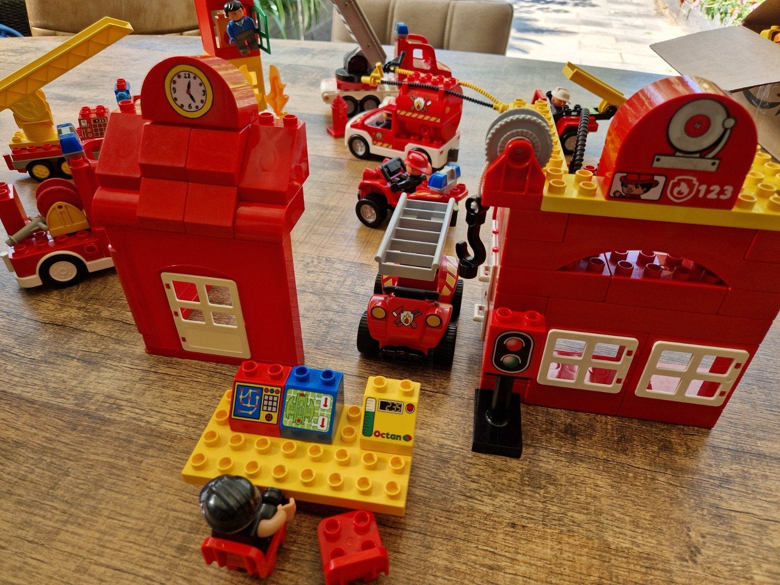 Grote Duplo brandweerkazerne met veel brandweerauto's, Inclusief minifiguren, Gebruikt, Overige thema's, Ophalen of Verzenden