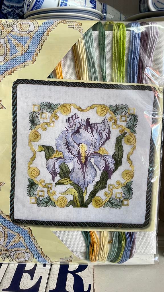 Borduurpakket kussen / schilderij iris/ lelie, Ophalen of Verzenden, Nieuw, Borduurpakket