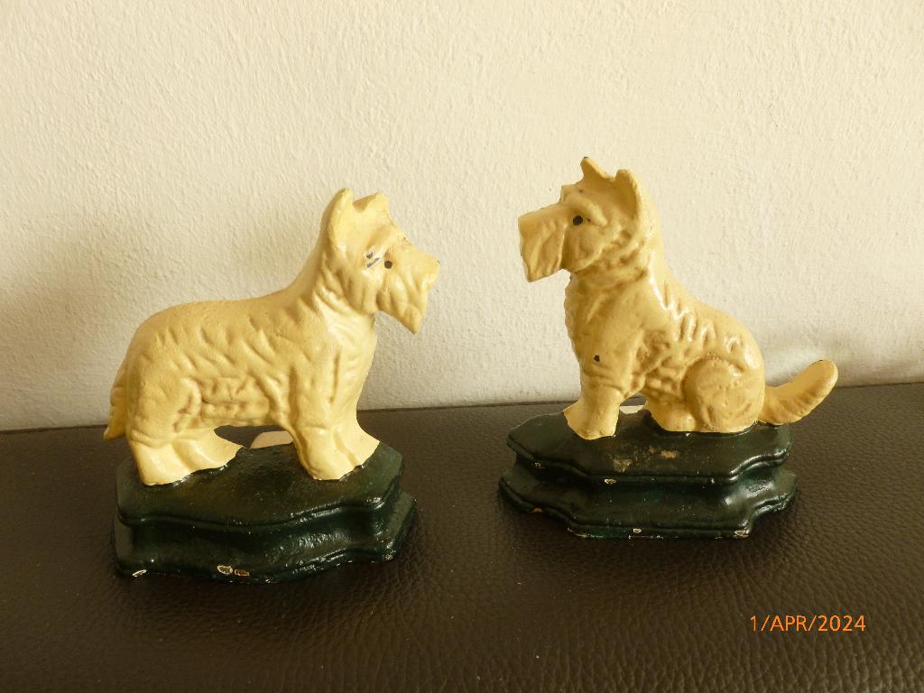2 gietijzeren hondjes, Ophalen of Verzenden, Gebruikt, Binnen