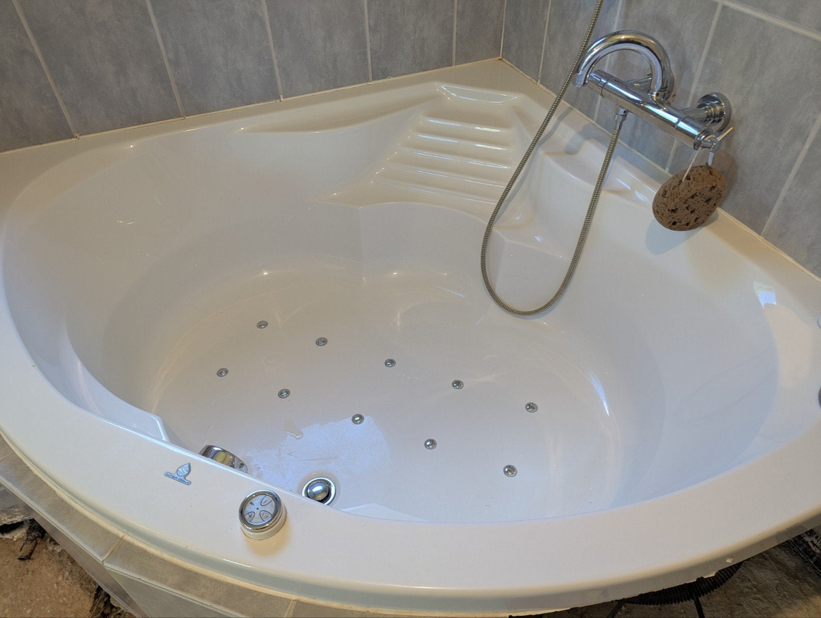 Hoekbad met bubbelsysteem - Badroom Pleasure, Doe-het-zelf en Verbouw, Ophalen, Gebruikt, Bad