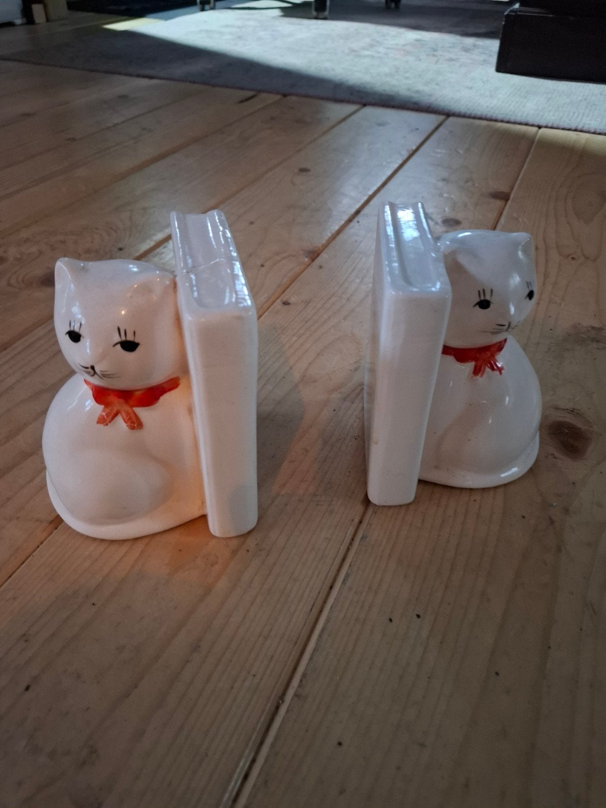 Schattige katten boekensteunen - Wit met rode strik, Vintage, Gebruikt, Ophalen of Verzenden, Wit