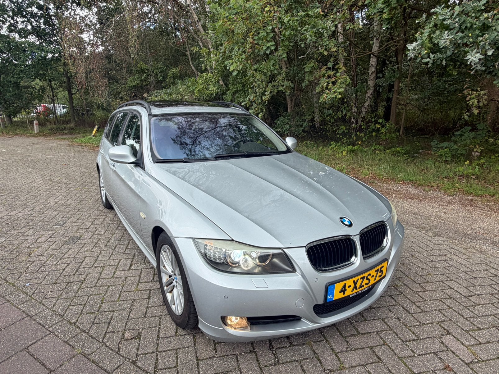 Super mooie  BMW  318 i met Panorama dak 2010 Grijs, Euro 5, Achterwielaandrijving, Zwart, Leder en Stof