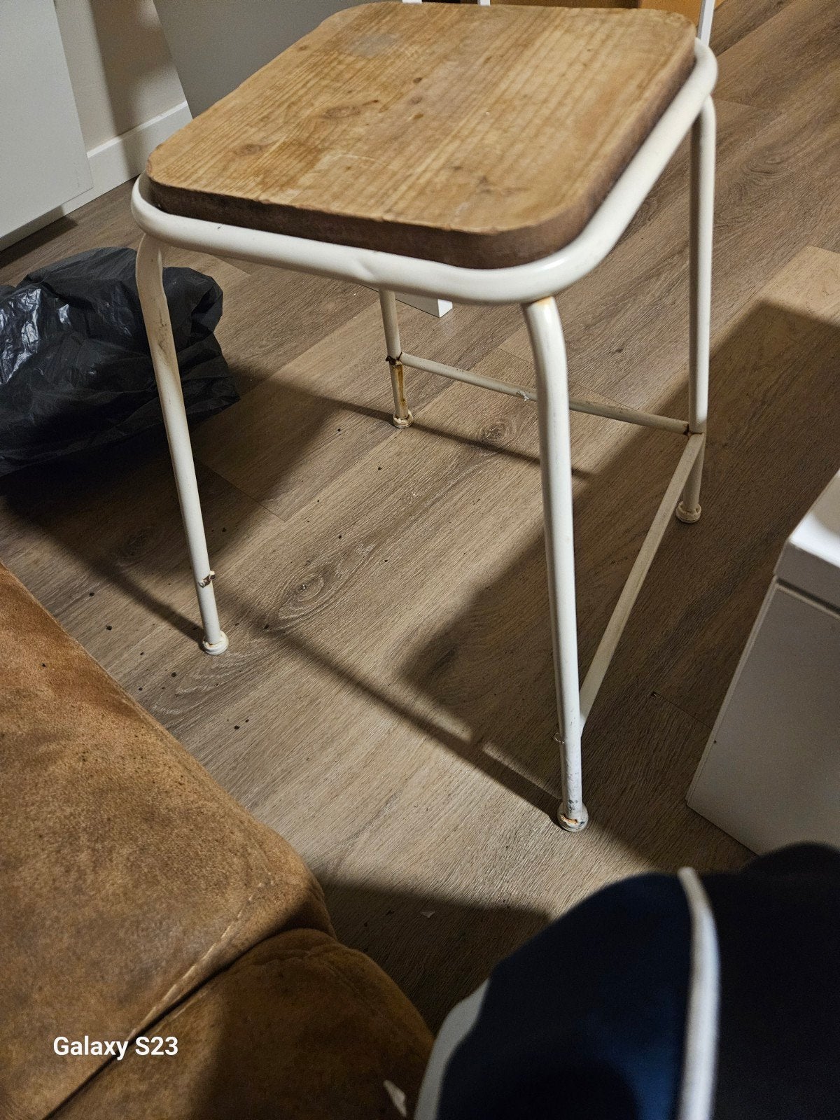 Handig bijzettafeltje/krukje van vorige bewoner, Huis en Inrichting, Ophalen, Gebruikt, Hout