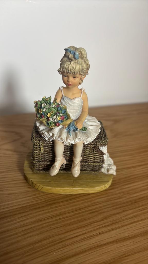 Leonardo Collection Beeldje Ballerina "Waiting in the Wings", Verzamelen, Ophalen of Verzenden, Zo goed als nieuw, Mens