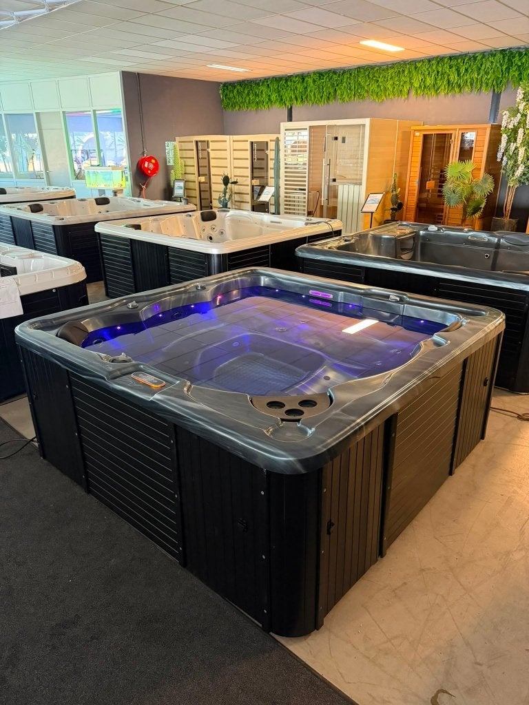 Luxe 5-Persoons Spa / Jacuzzi 200 x 200 cm – 1 Ligplaats, Tuin en Terras, Bubbelbaden en Hottubs, Ophalen, Zo goed als nieuw, Trap