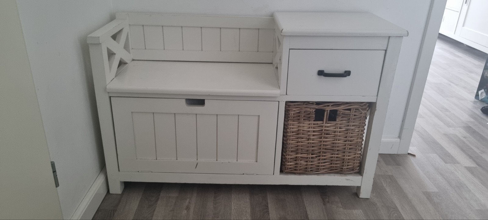 Witte halbank met opbergruimte en rieten mand, Huis en Inrichting, Stoelen, Ophalen, Gebruikt, Wit, Hout