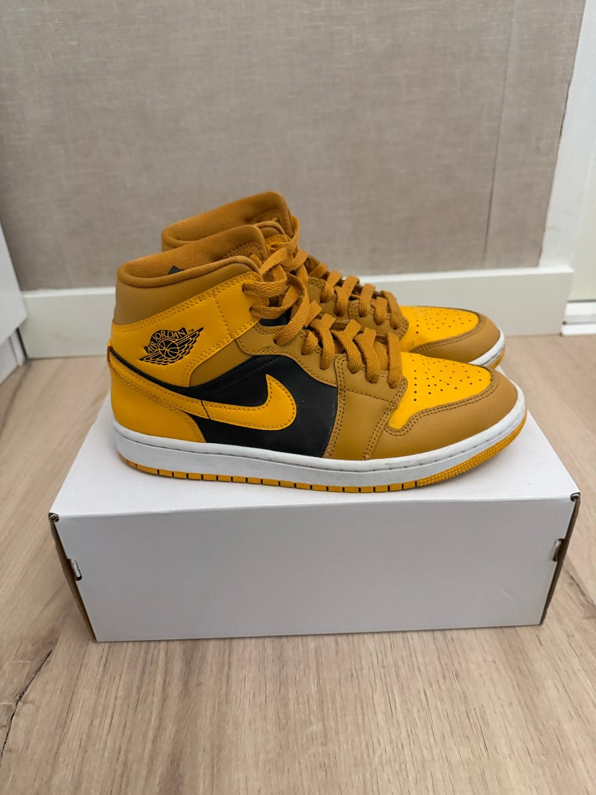 Nike Air Jordan 1 Mid Chutney/Taxi-Black-White (BQ6472 700), Ophalen of Verzenden, Nieuw, Geel, Sneakers of Gympen