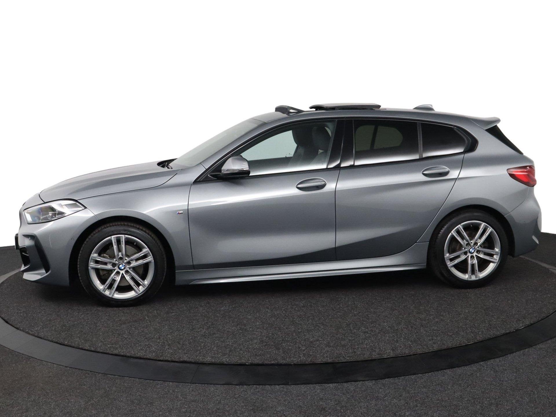 BMW 1-serie 118i Business Edition M Sport | Glazen Panoramad, Auto's, Gebruikt, Met garantie (alle), Automatische klimaatregeling