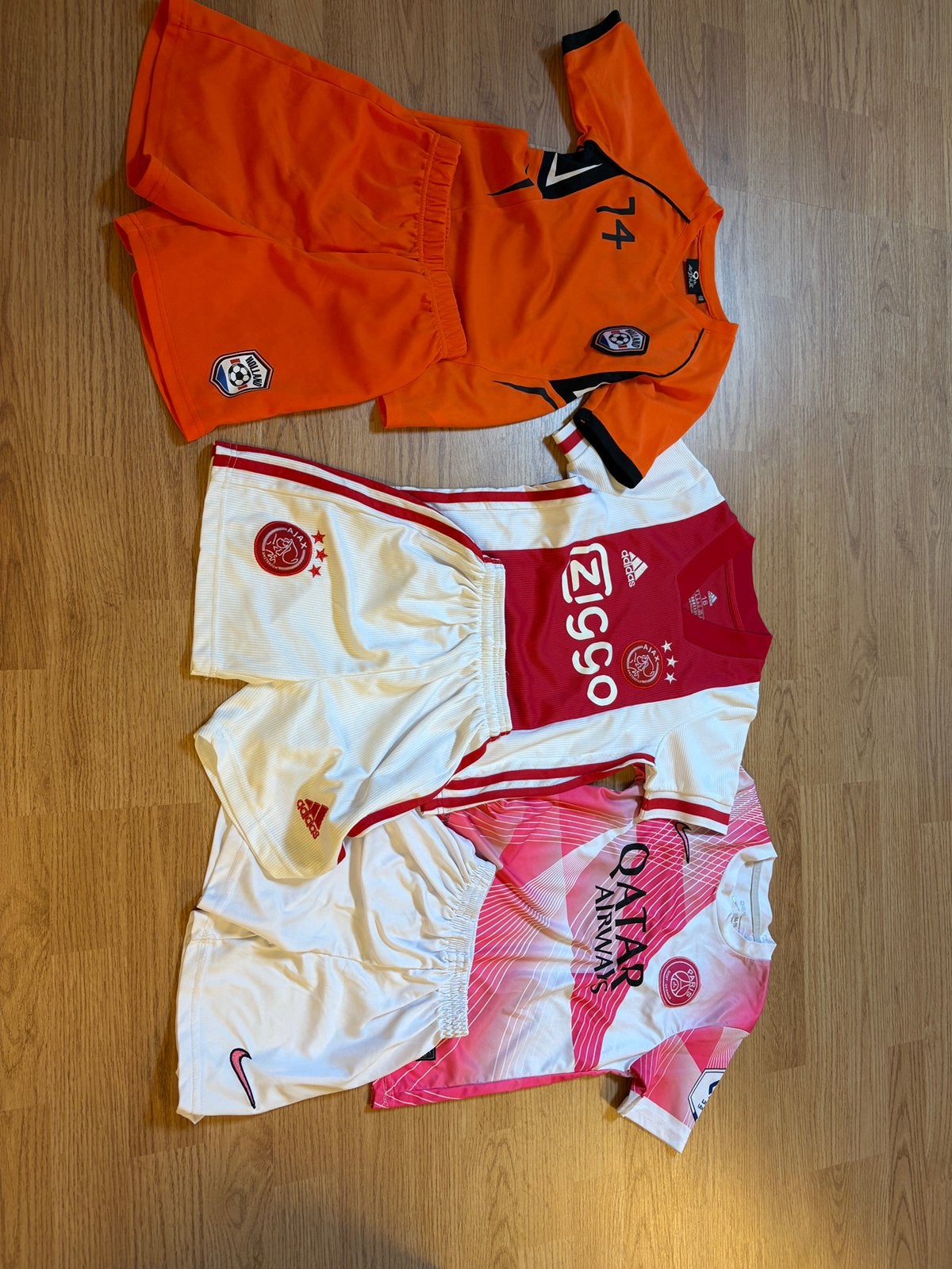 3 leuke tenue’s maar 110/116, Ophalen, Zo goed als nieuw, Ajax, Shirt