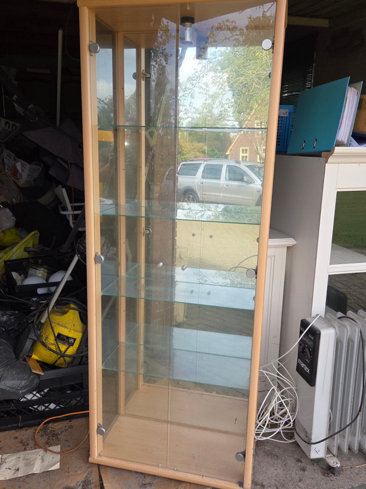 Glazen vitrinekast met houten frame en verlichting