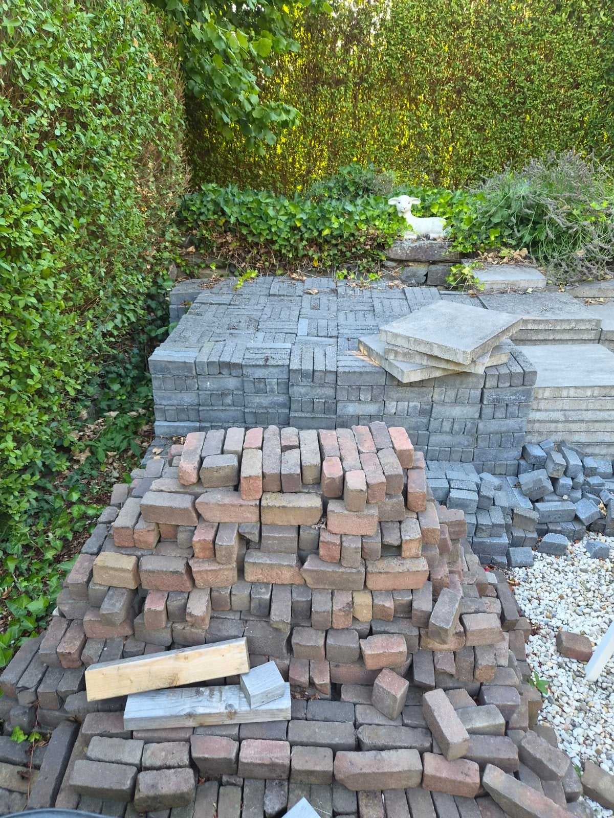 Gratis af te halen: Rode en grijze bestrating(exl betontegel, Gebruikt, Klinkers, Ophalen of Verzenden, 10 m² of meer