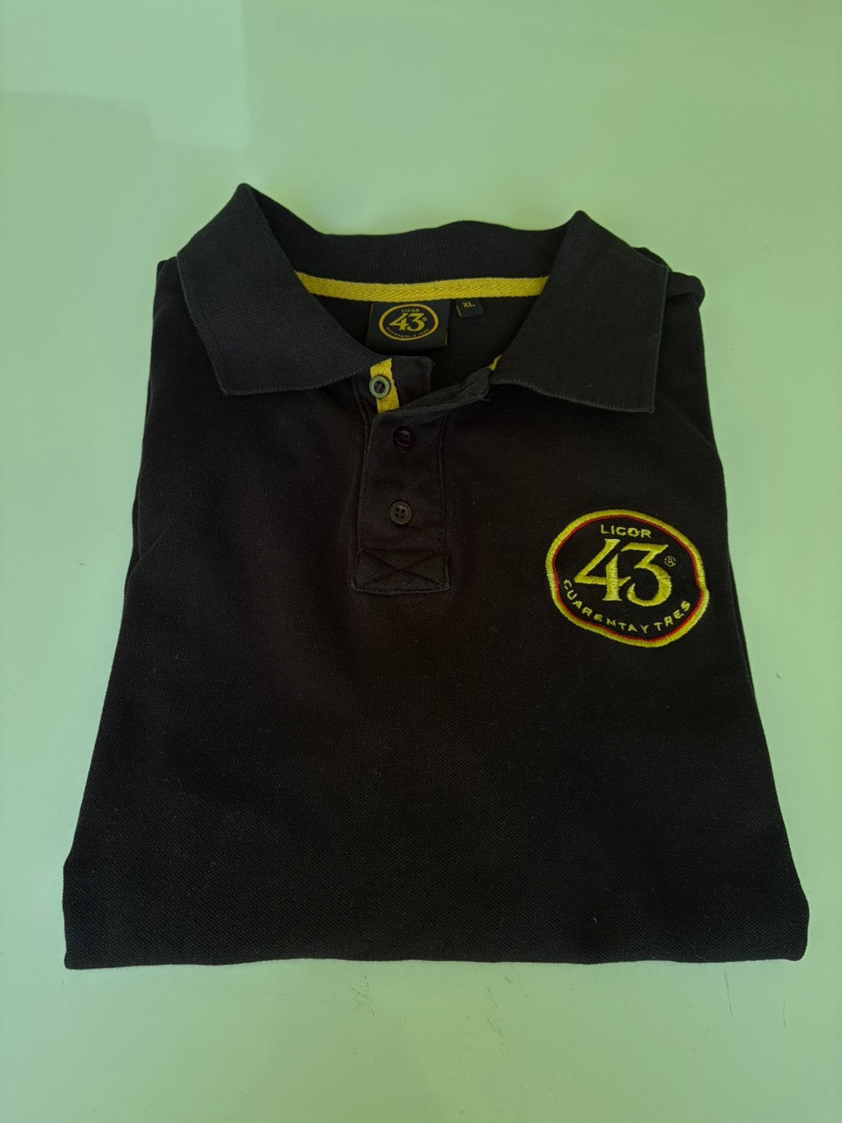 Zwarte Polo met embleem 45 CuarentaY Tres mt XL, Ophalen of Verzenden, Zo goed als nieuw, Maat 56/58 (XL), Zwart