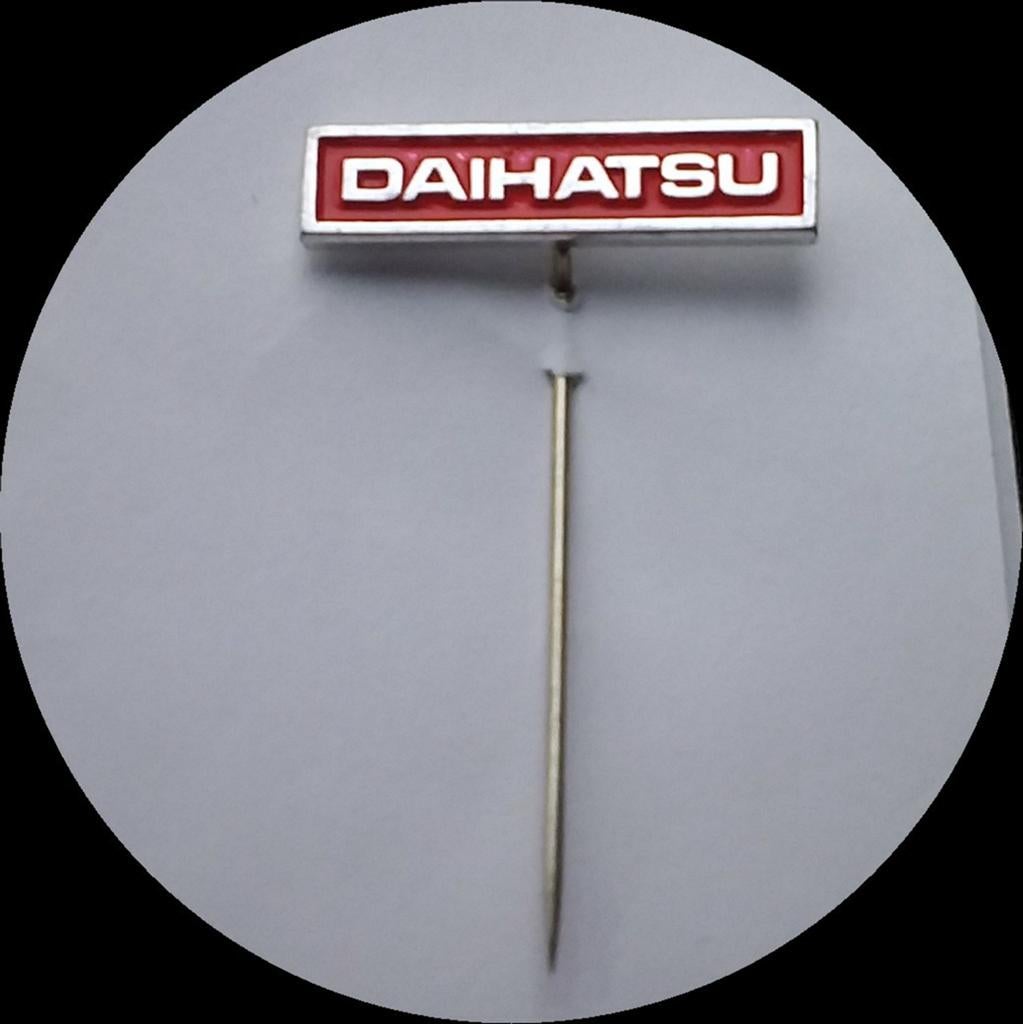 DAIHATSU speldje, smal, Verzamelen, Ophalen of Verzenden, Zo goed als nieuw, Transport, Speldje of Pin