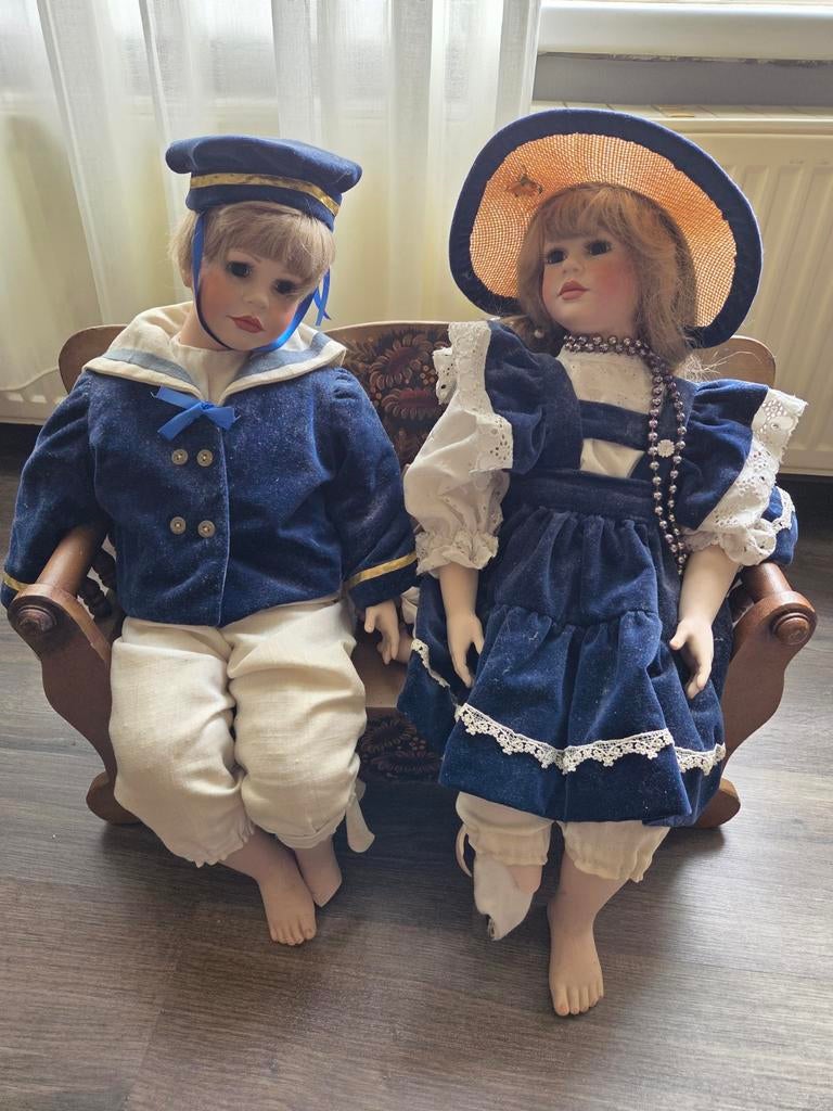 Twee porseleinen poppen: matroos en meisje met hoed, Ophalen of Verzenden, Gebruikt, Pop