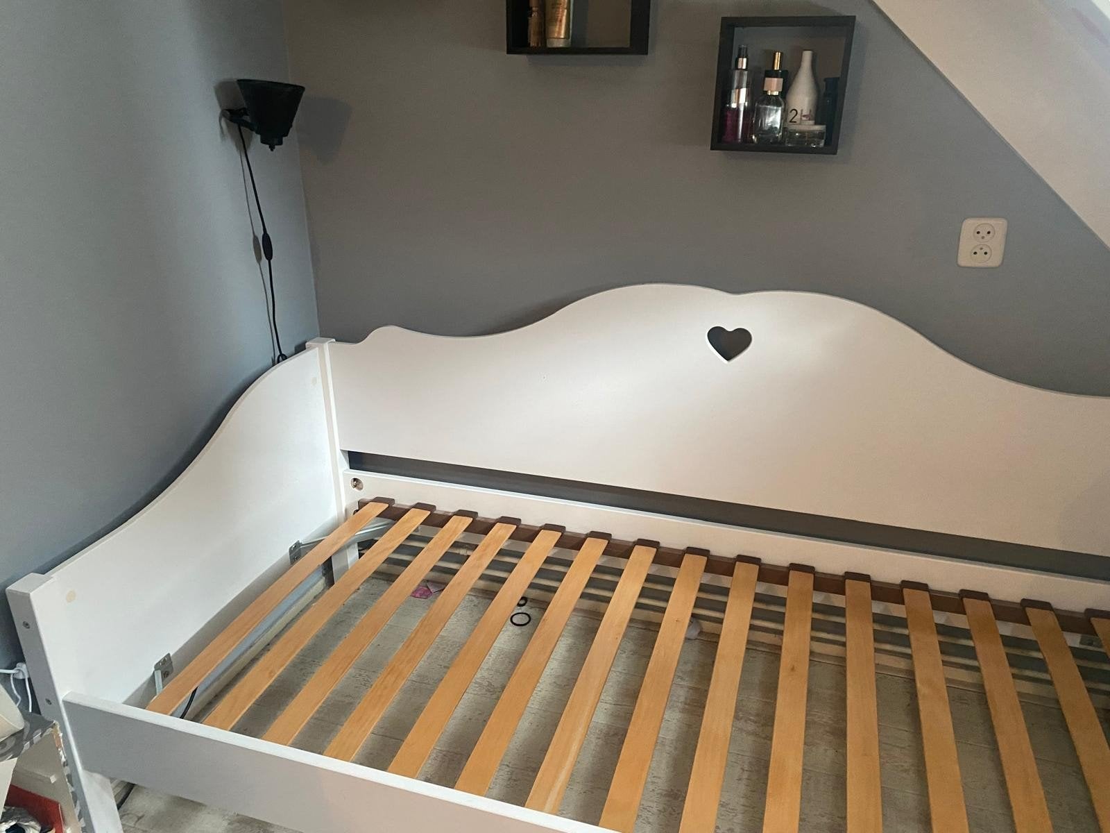 IKEA Bed met hartje,90 × 200 cm  incl. matras (pocketvering), 85 tot 100 cm, Ophalen of Verzenden, Zo goed als nieuw, Matras