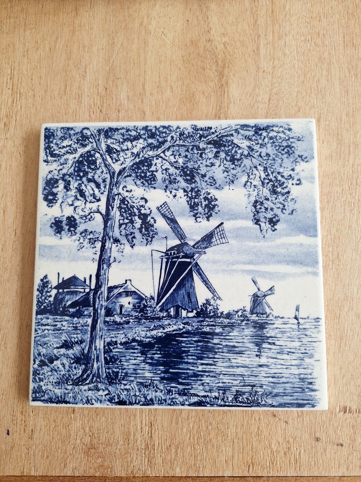 Delfts blauw tegeltje met molens en landschap, Ophalen of Verzenden