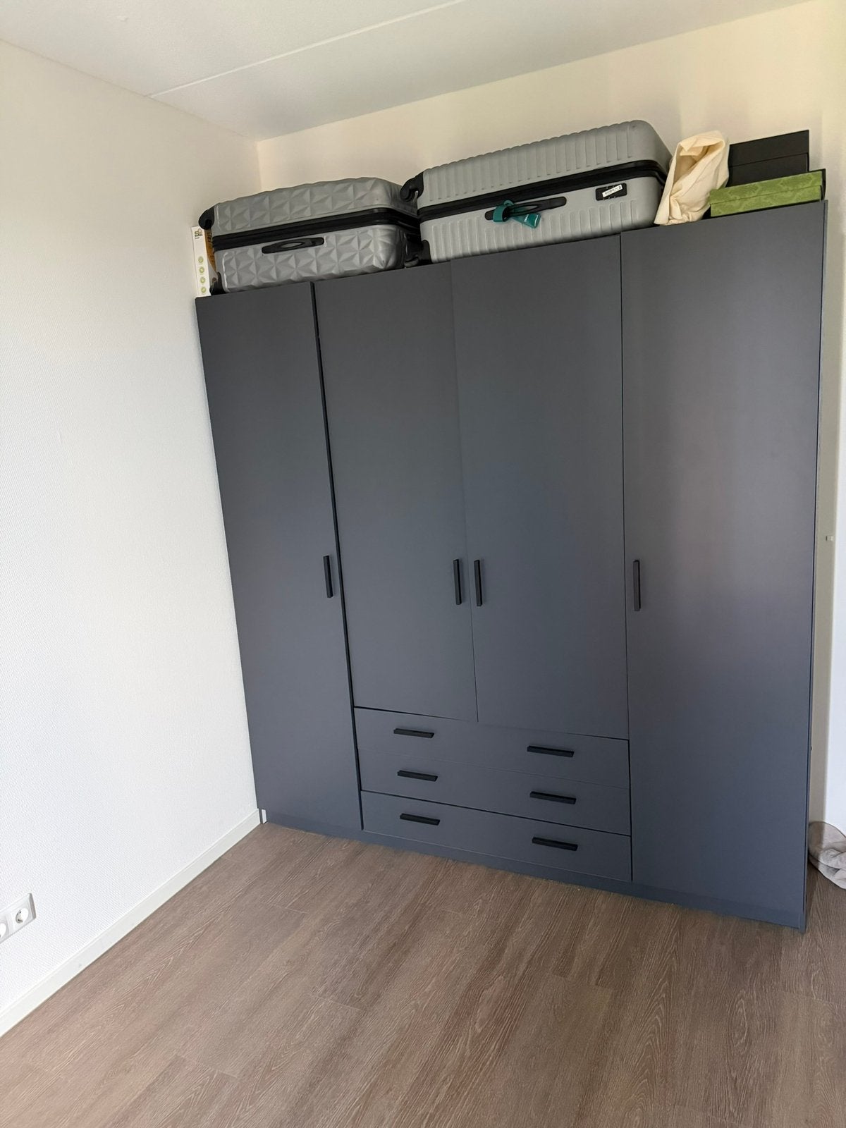 Ruime 4-deurs kledingkast antraciet 200x196x50 cm, Huis en Inrichting, Ophalen, Gebruikt, 200 cm of meer, 150 tot 200 cm
