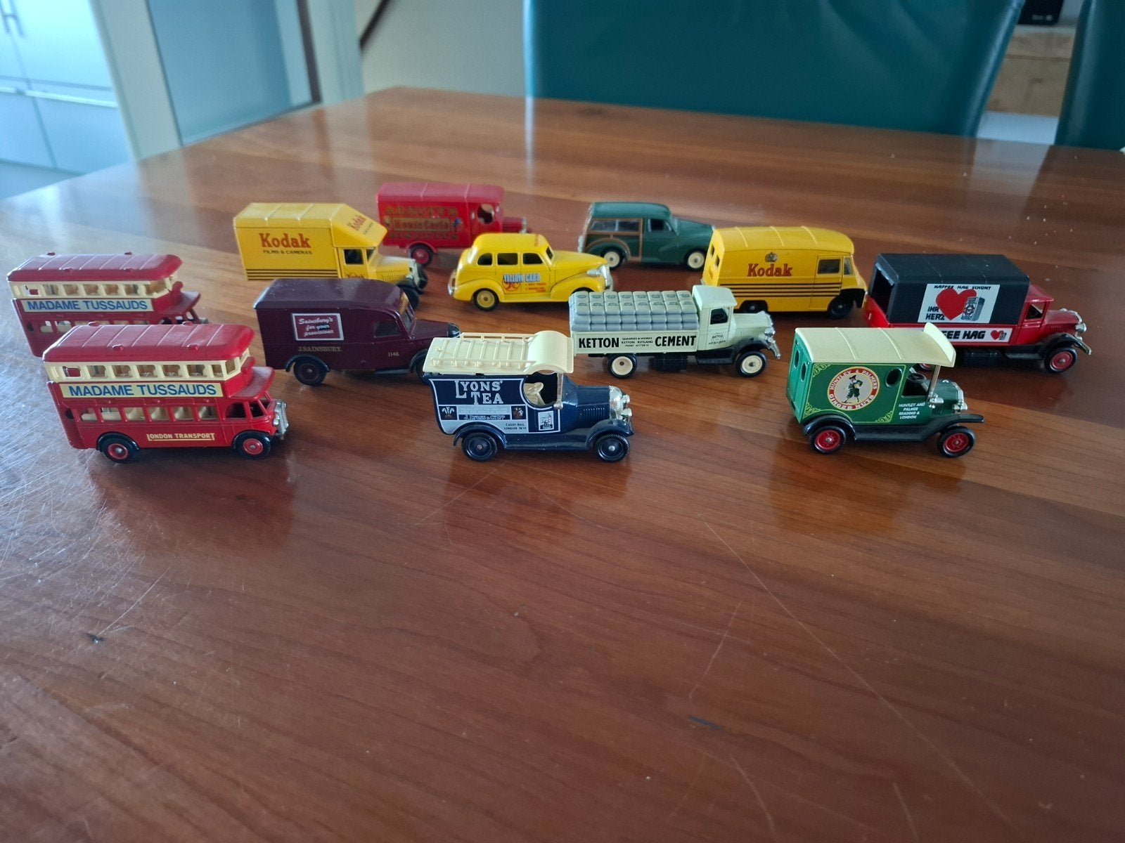 12 Miniatuur Voertuigen - Diverse Modellen, Hobby en Vrije tijd, Ophalen of Verzenden, Zo goed als nieuw