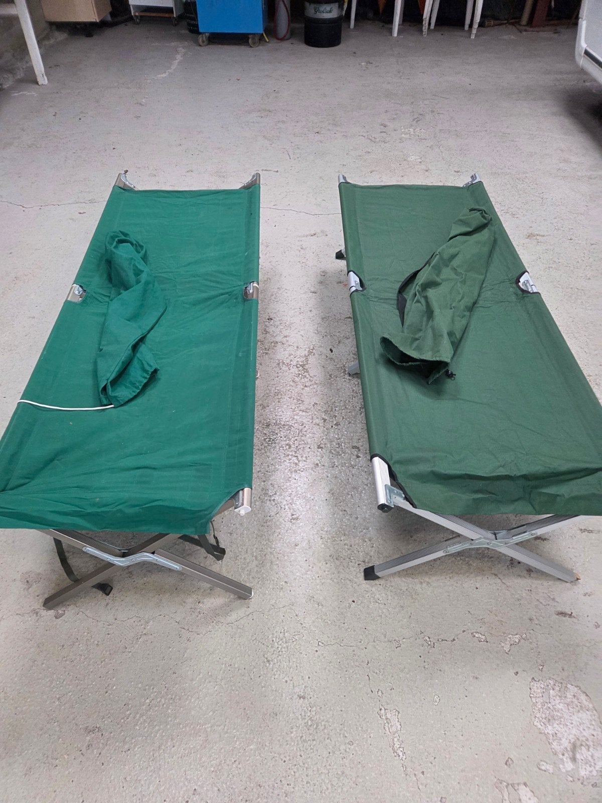 2x Legergroene Veldbedden - Ideaal voor Kamperen/Logees, Ophalen of Verzenden, Gebruikt