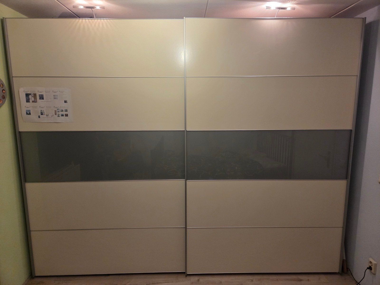 Ruime kledingkast met schuifdeuren en verlichting: € 325,-, Ophalen, Gebruikt, 200 cm of meer, Met plank(en)