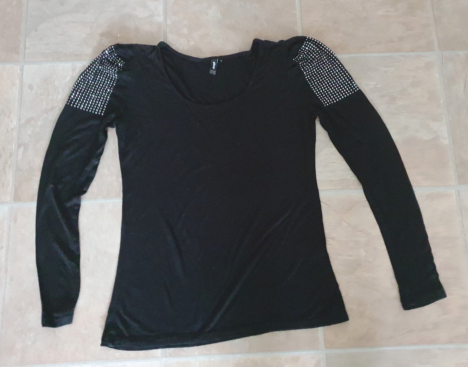 Zwart shirt met lange mouwen en steentjes op de schouders, Kleding | Dames, Zwart, Maat 42/44 (L), Ophalen of Verzenden, Lange mouw