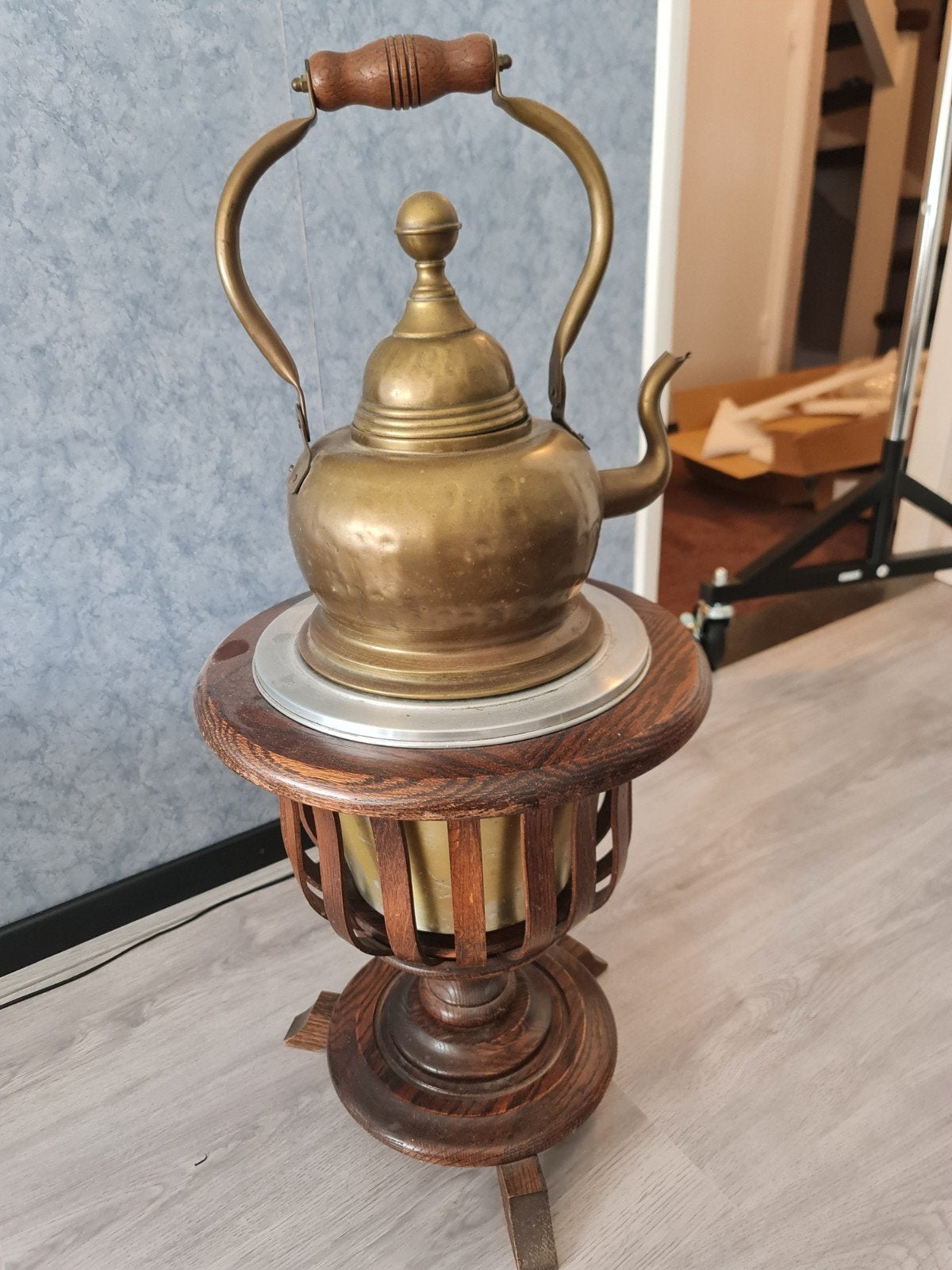 Antieke koperen theeketel met houten onderstel, Ophalen