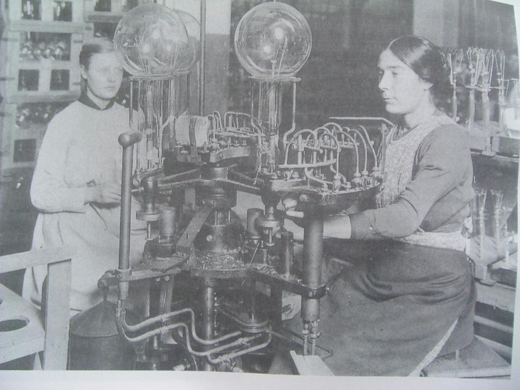 100 jaar vrouwenarbeid bij Philips., Boeken, Ophalen of Verzenden, 20e eeuw of later, Ien van Coelen, Gelezen