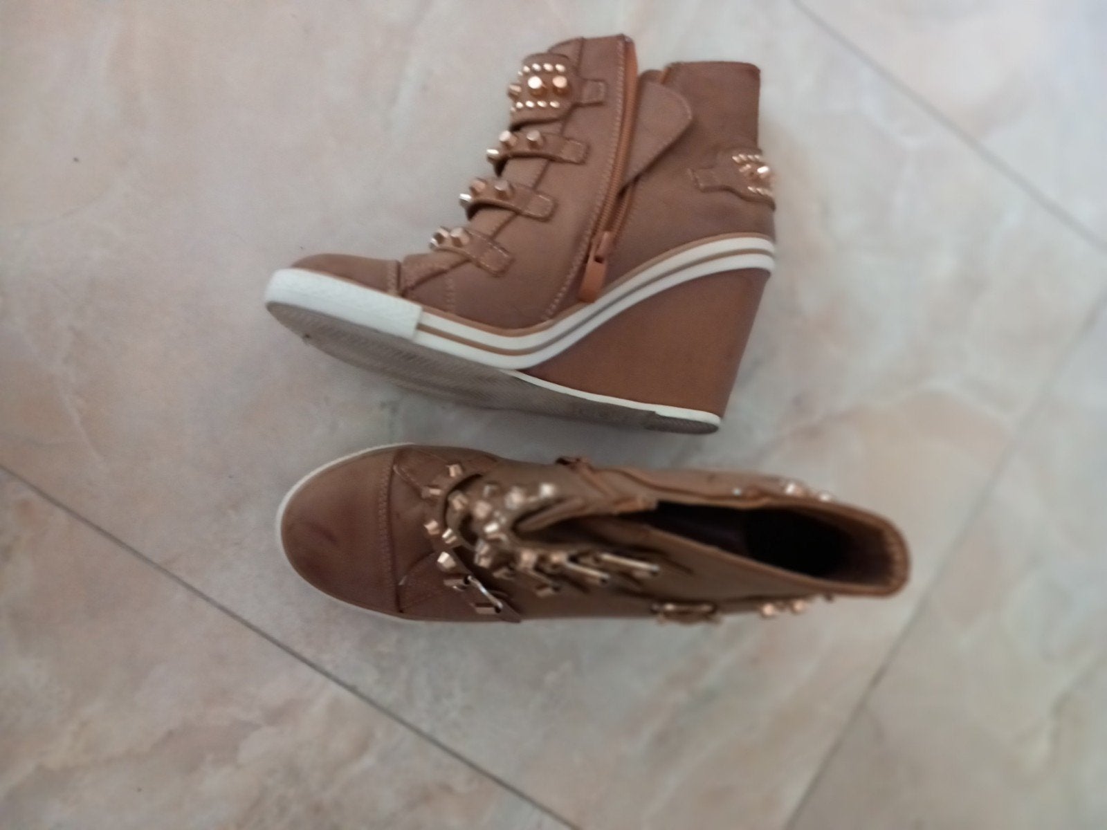 Bruine sneakers met sleehak en gespen - Maat 39, Bruin, Ophalen of Verzenden, Sneakers of Gympen, Zo goed als nieuw