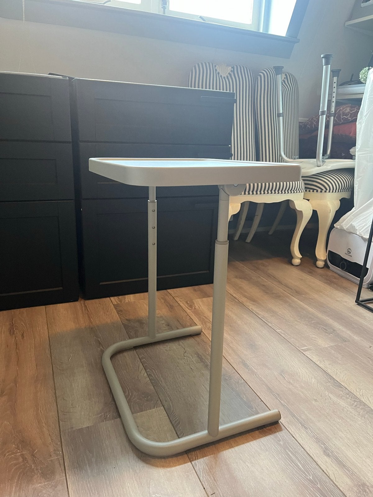 2x IKEA bijzettafel beige, verstelbaar, Minder dan 55 cm, Gebruikt, Metaal of Aluminium, Rechthoekig