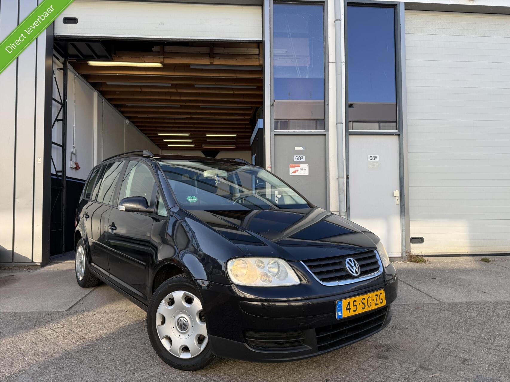Volkswagen Touran 1.6-16V FSI Business|APK|Trekhaak|Airco, Stof, Gebruikt, Zwart, 4 cilinders
