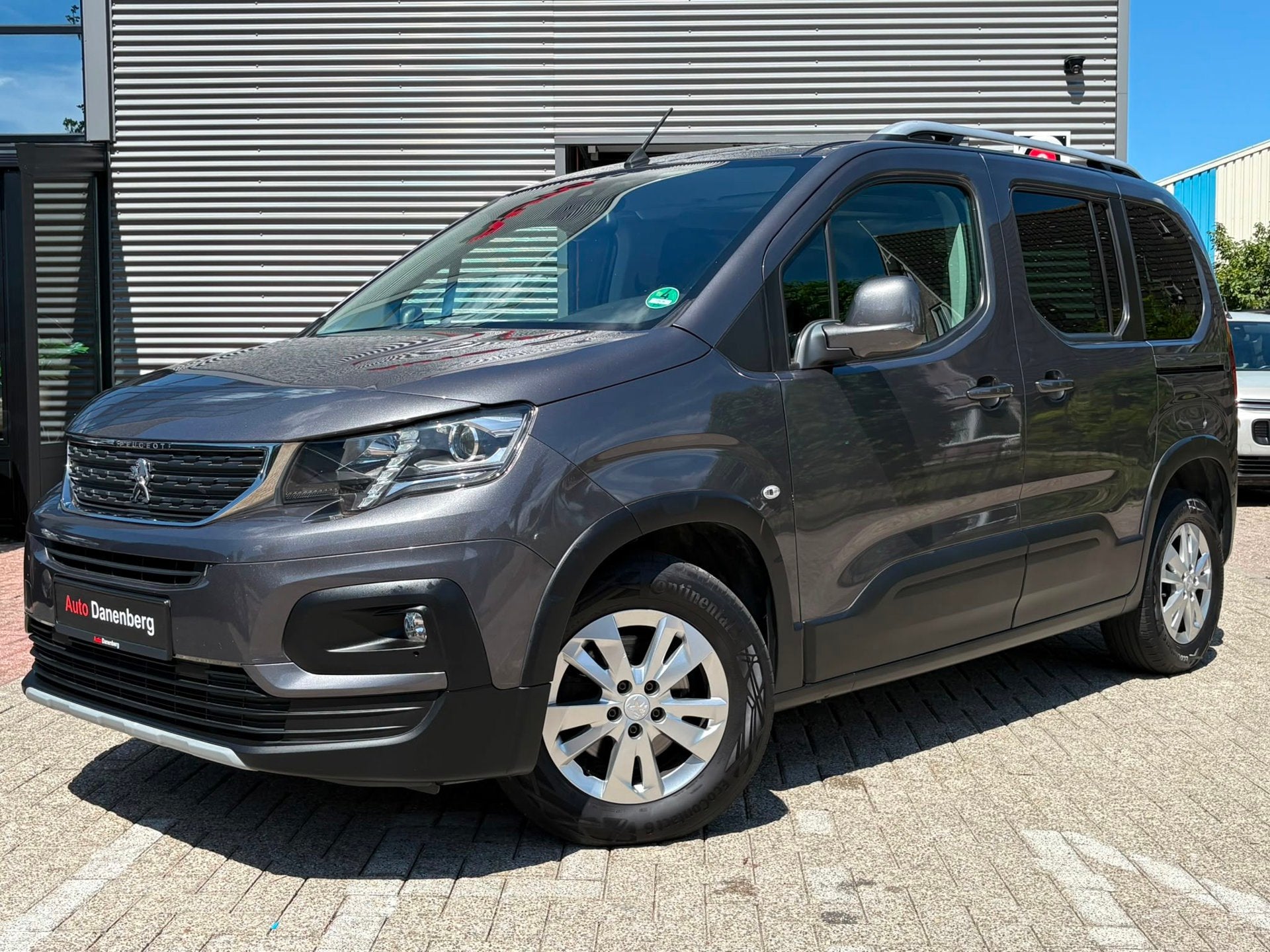 Peugeot Rifter 1.2 Puretech Allure PANO, NIEUWE-DISTRIBUTIE,, Voorwielaandrijving, Zwart, 1199 cc, Origineel Nederlands