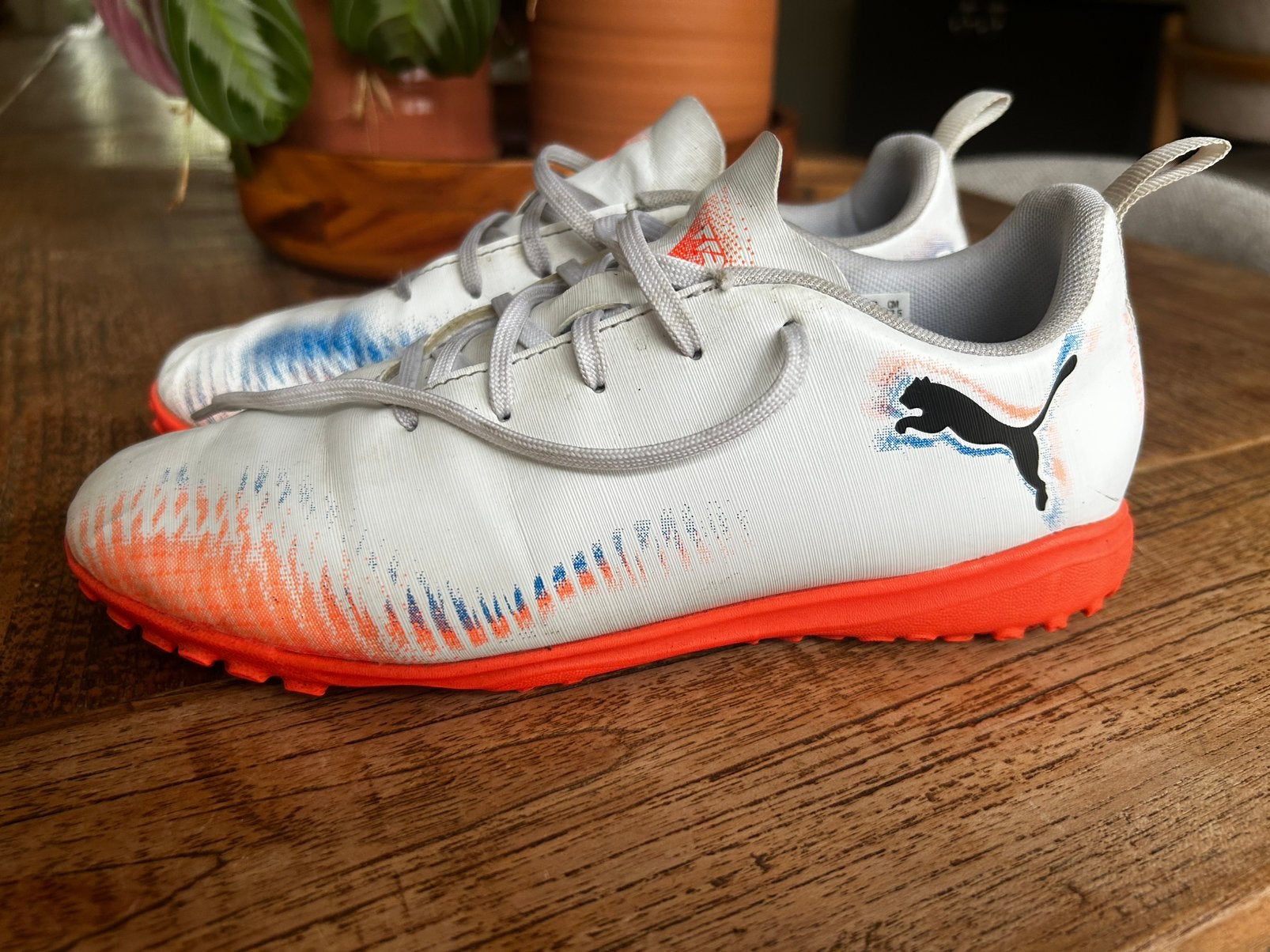 Puma Future kunstgras voetbalschoenen  - mt 36 - Wit/Oranje, Maat XS of kleiner, Ophalen of Verzenden, Zo goed als nieuw, Schoenen