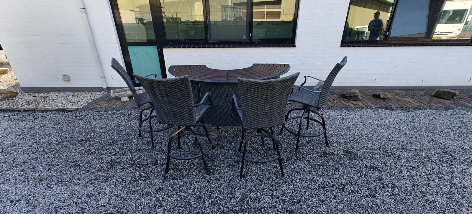 Halfronde bar met 4 barkrukken - Wicker en Hout, Tuin en Terras, Ophalen of Verzenden, Zo goed als nieuw, Rond, Wicker