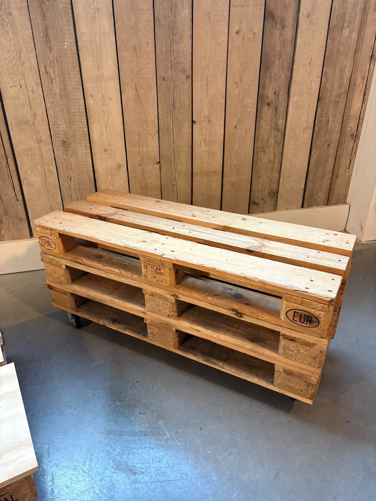 Pallet TV-kast op wielen, Ophalen, Gebruikt, 100 tot 150 cm, Minder dan 100 cm