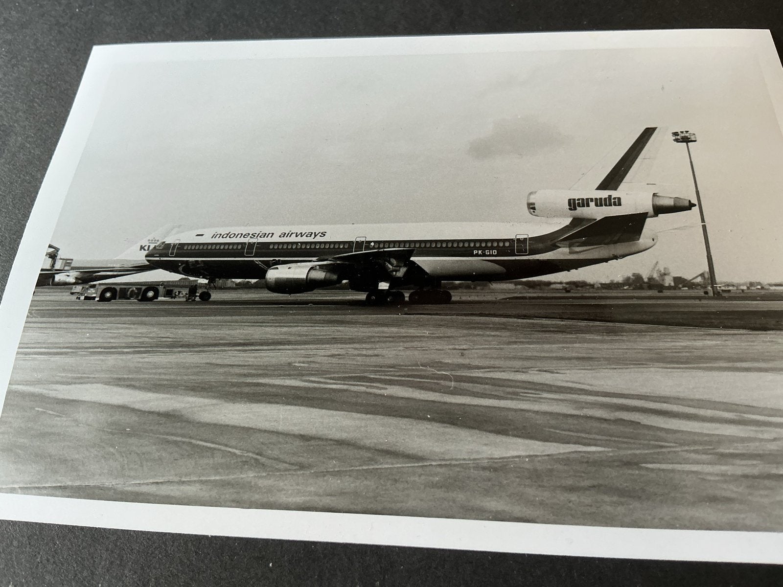 Zeldzame Garuda Indonesian Airways DC-10 foto, Verzamelen, Verzenden, Gebruikt, Kaart, Foto of Prent