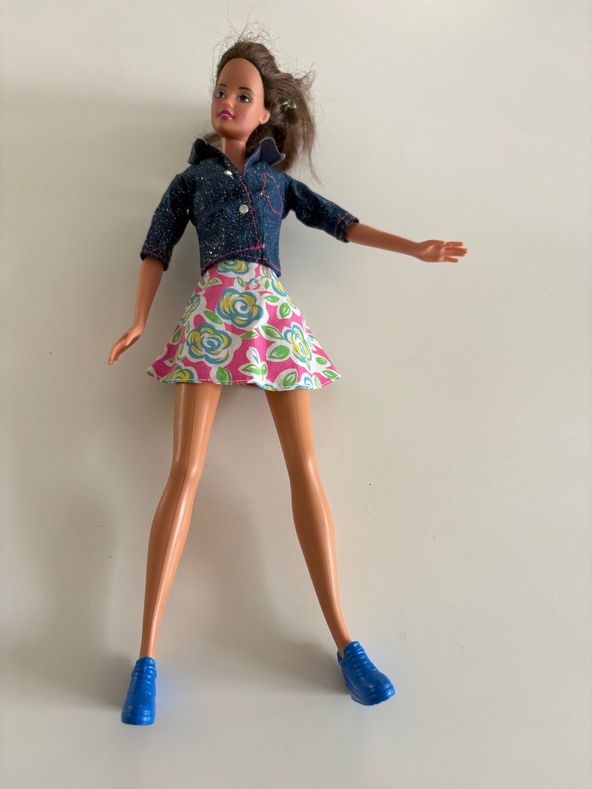 Vintage Barbie pop uit 1999 met kleding en schoenen, Ophalen of Verzenden, Gebruikt, Barbie