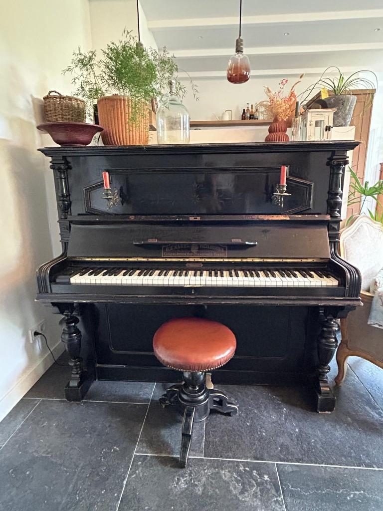 Antieke piano 1880-1900  GRATIS, Muziek en Instrumenten, Piano's, Ophalen, Gebruikt, Zwart, Piano