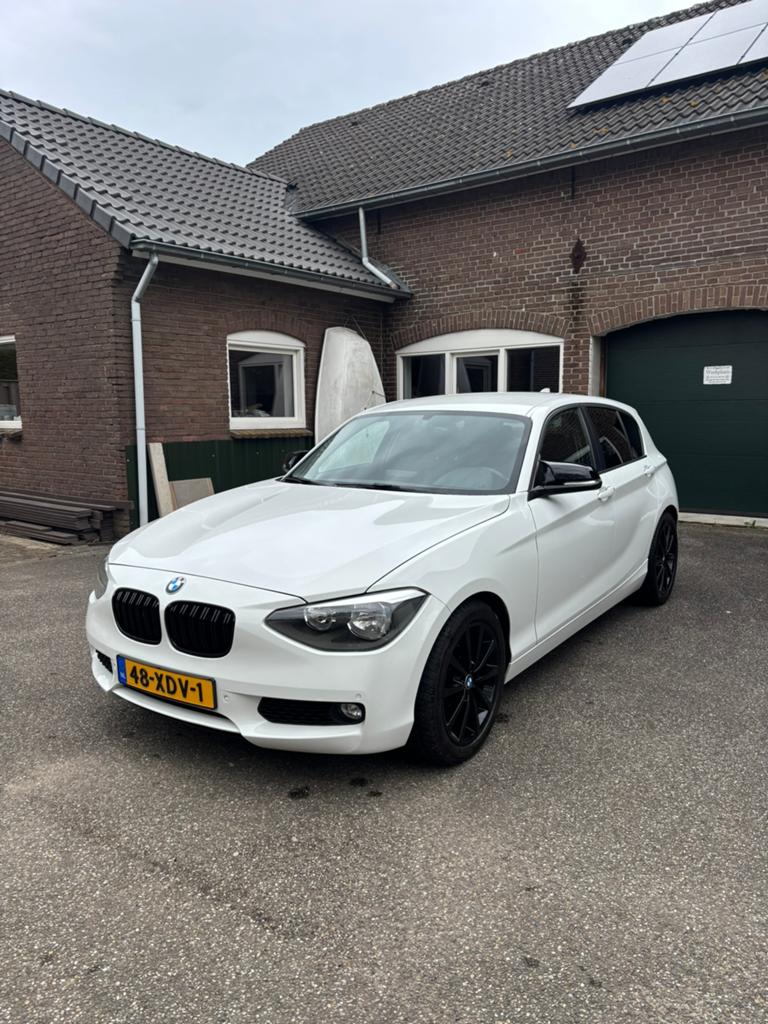 BMW 1-Serie 116I F20 / NIEUWE KETTING, Auto's, BMW, Euro 5, Zwart, 4 cilinders, Wit