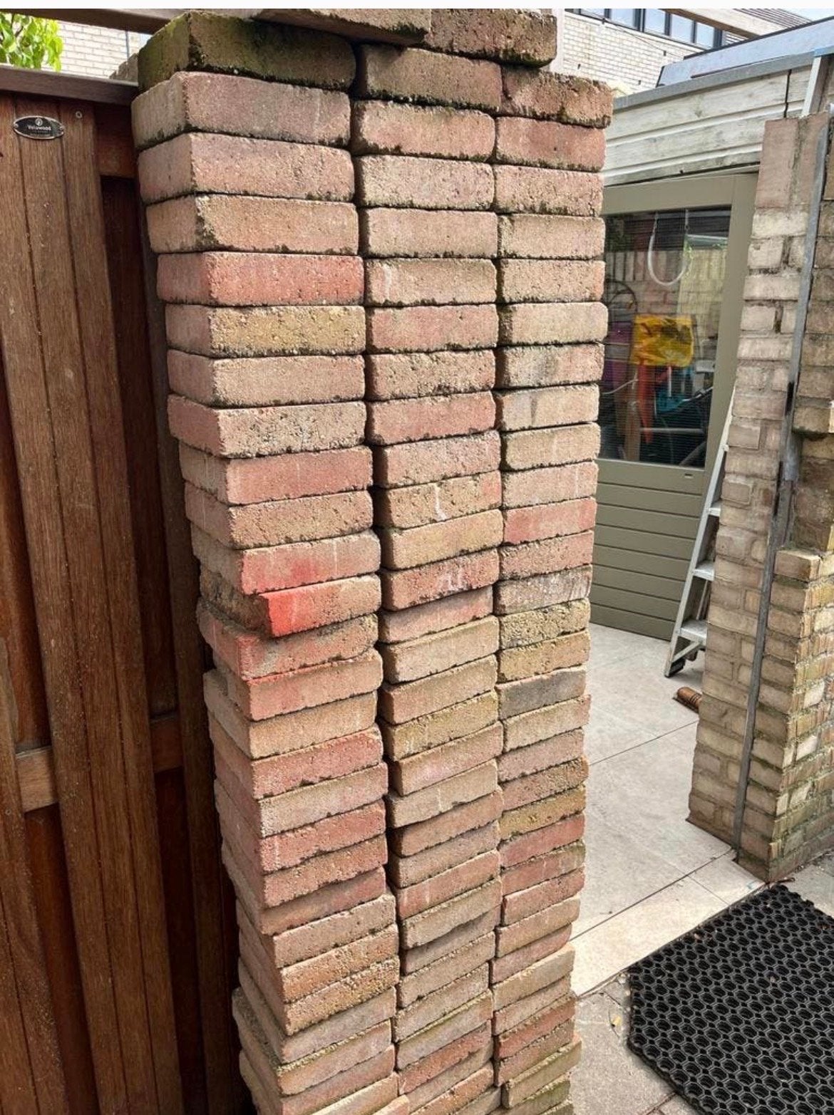 Gratis 80 rode trommelstenen 20x20x6 cm voor terras/pad, Tuin en Terras, Ophalen, Gebruikt, 5 tot 10 m², Beton