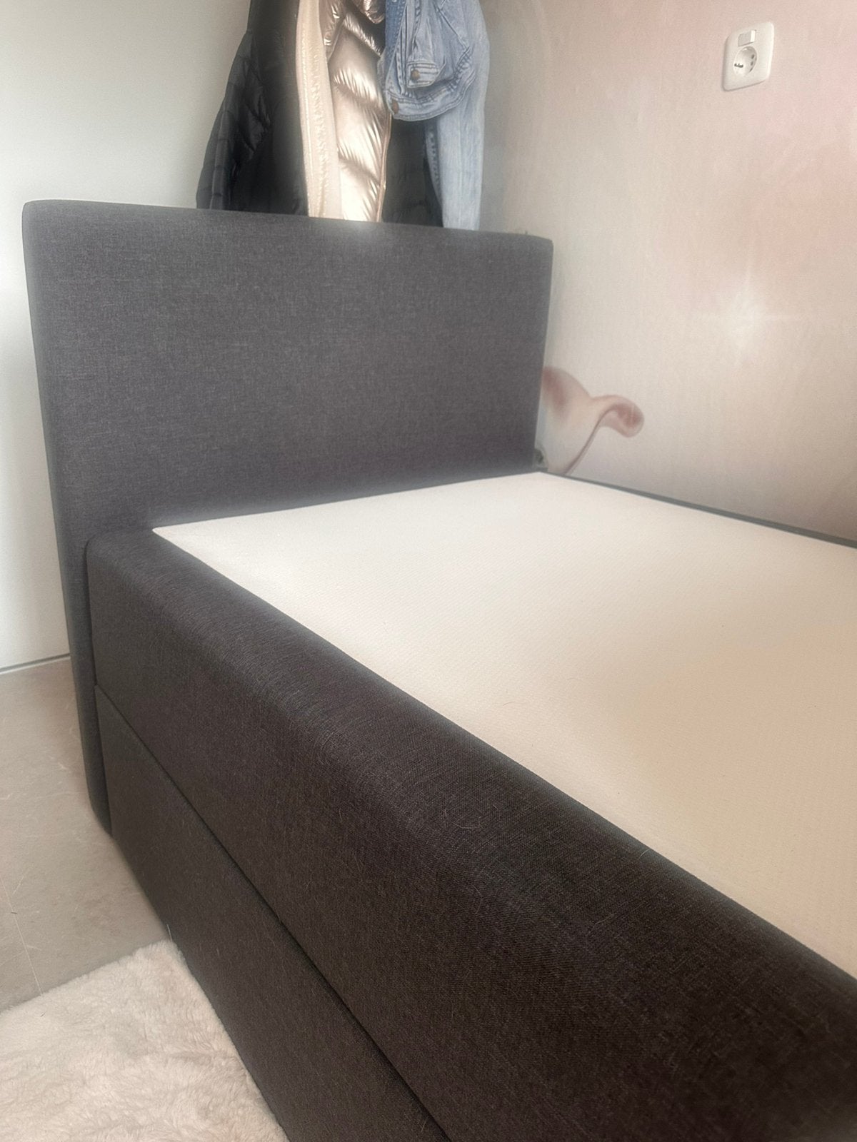 Boxspring antraciet met hoofdbord en opbergruimte een pers