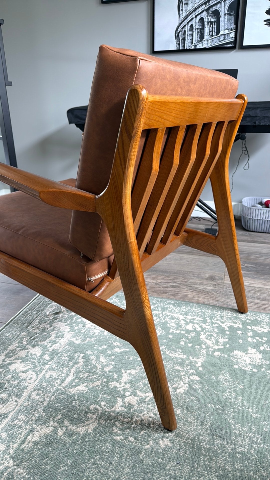Stijlvolle fauteuil met essenhouten frame en cognac kussens, Ophalen, 75 tot 100 cm, Zo goed als nieuw, 50 tot 75 cm