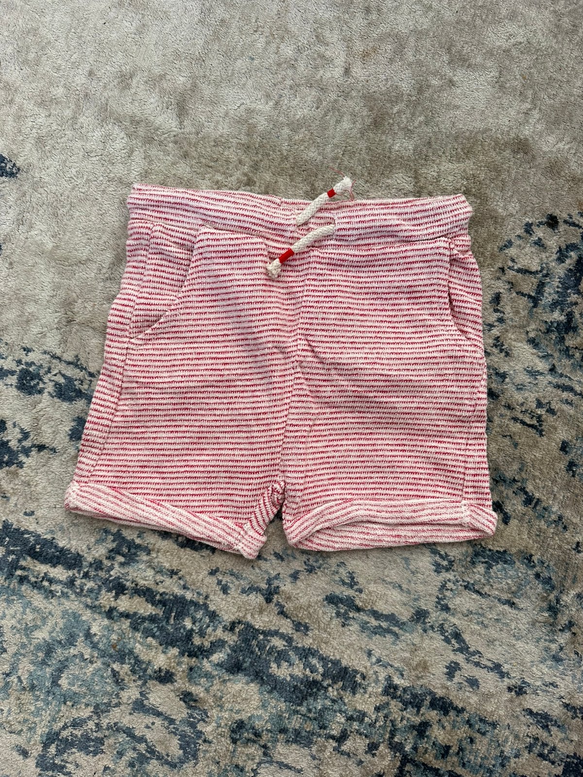 Prachtige rood gestreepte korte broek / short Zara maat 92, Ophalen of Verzenden, Zo goed als nieuw, Jongen, Broek
